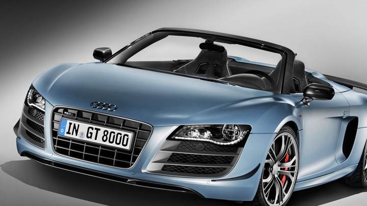 Front Pose of 2011 Audi R8 GT Spyder in Blue